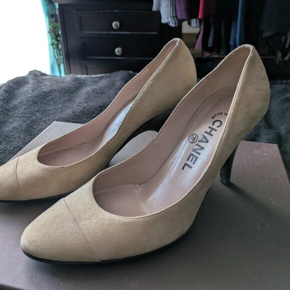 Gorgeous CHANEL Camel Suede Kitten Heels - Picture 1 of 6